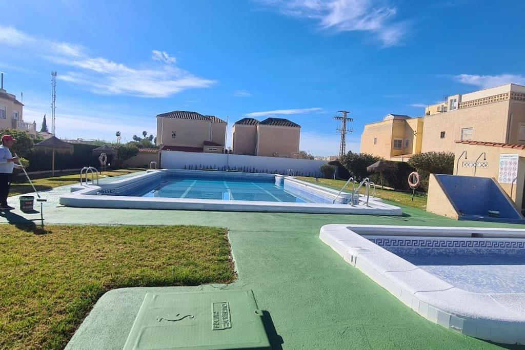 Bungalow Avec Piscine Torrevieja Exteriér fotografie